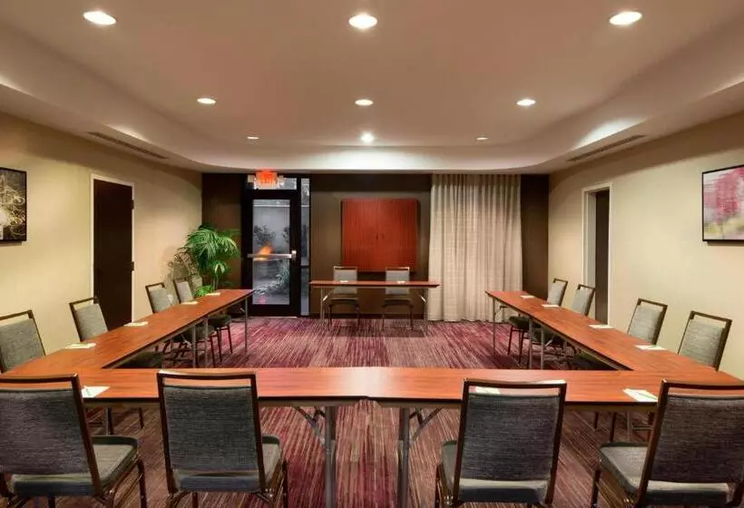هتل Courtyard Greensboro Airport