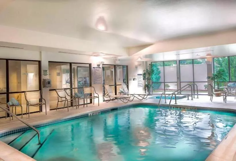هتل Courtyard Greensboro Airport