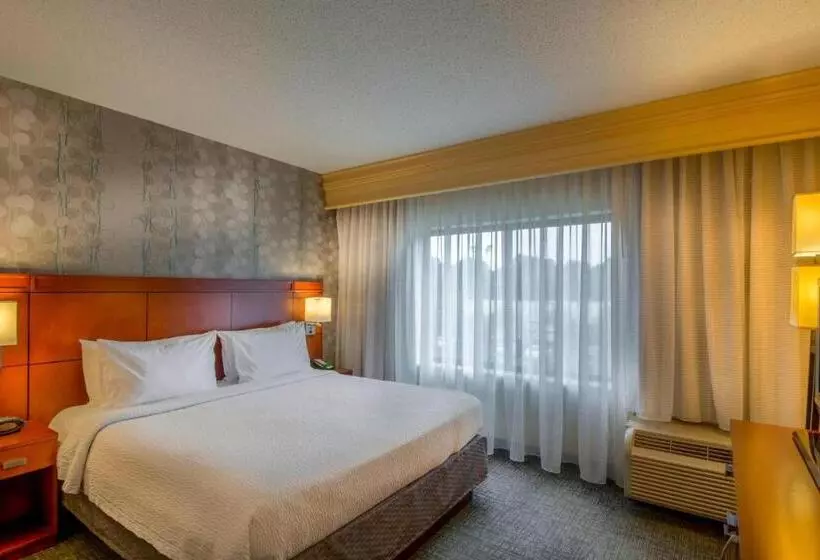 هتل Courtyard Greensboro Airport