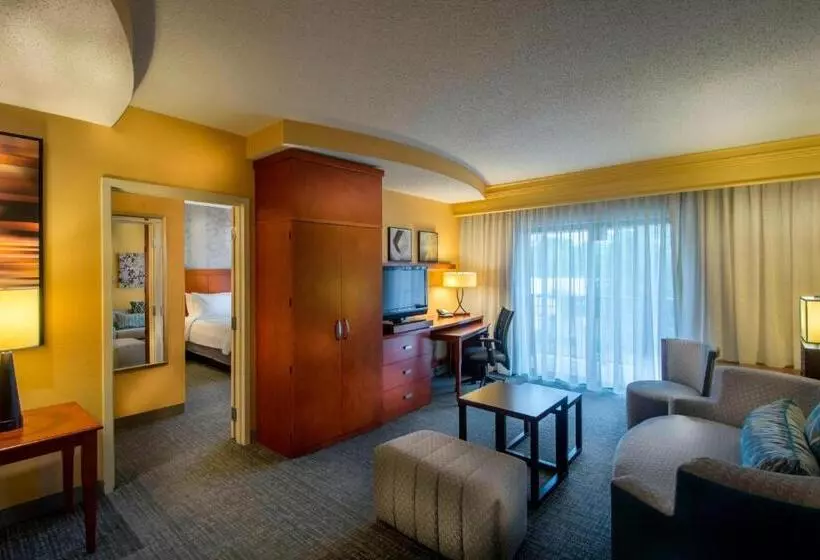 هتل Courtyard Greensboro Airport