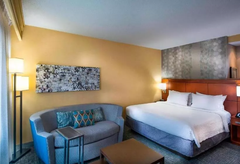 هتل Courtyard Greensboro Airport