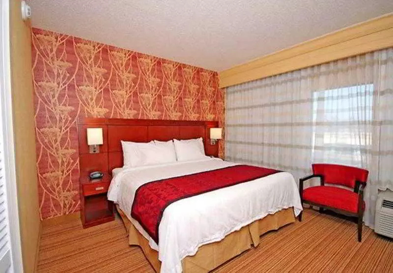 هتل Courtyard Greensboro Airport