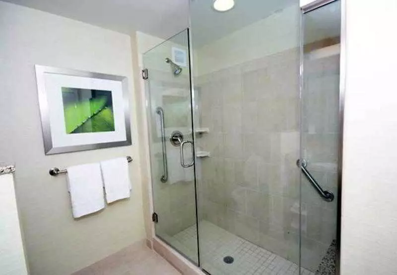 هتل Courtyard Greensboro Airport