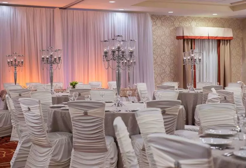 Отель Homewood Suites By Hilton Winnipeg Airport Polo Park, Mb