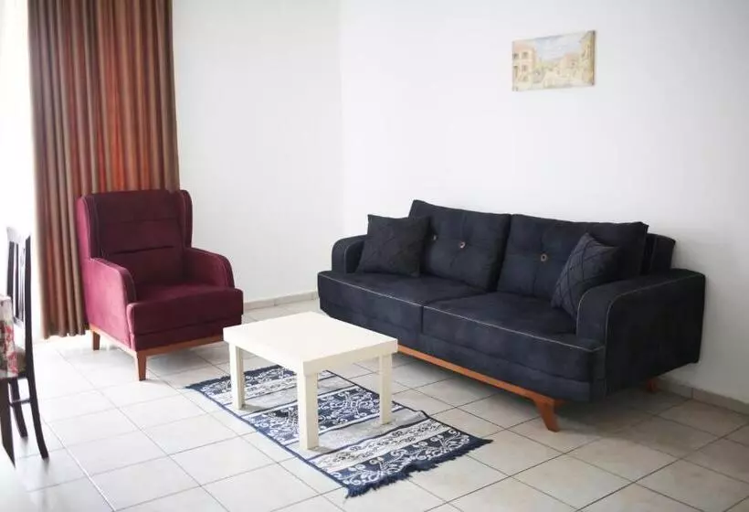 Kleopatra Aytur Apart