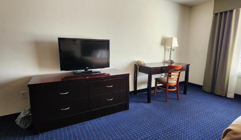 Отель Fairbridge Inn & Suites Canadian