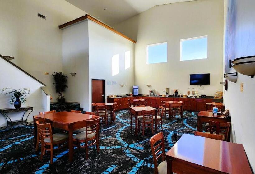 Отель Fairbridge Inn & Suites Canadian