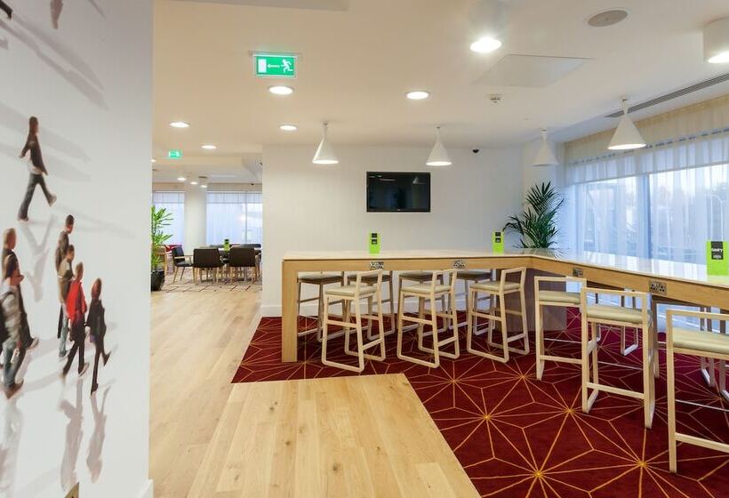 فندق Hampton By Hilton London Gatwick Airport