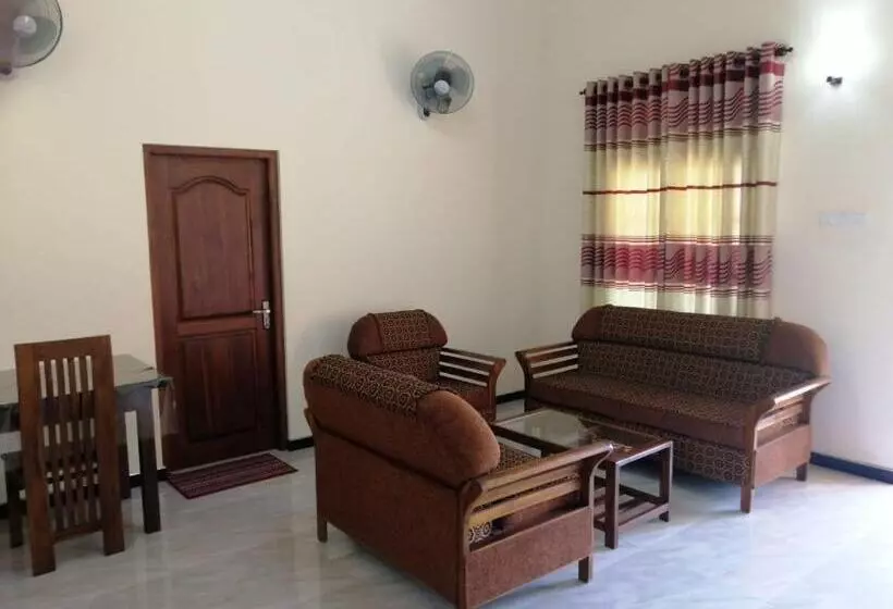 تختخواب و صبحانه Lahiru Airport Villa
