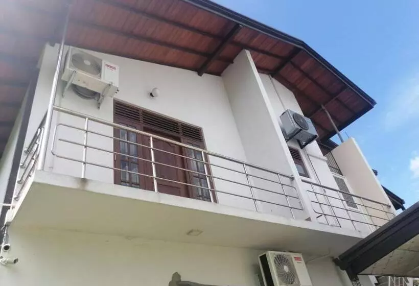 تختخواب و صبحانه Lahiru Airport Villa