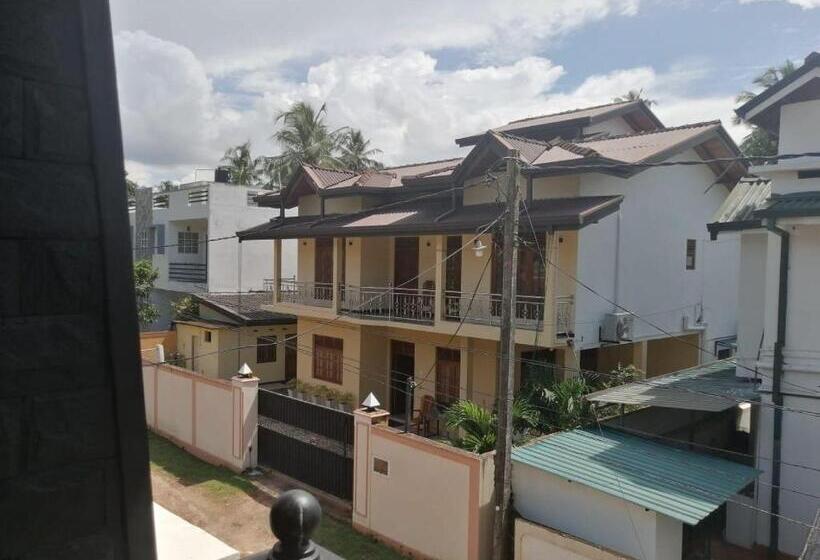 צימר Lahiru Airport Villa