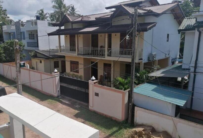 צימר Lahiru Airport Villa