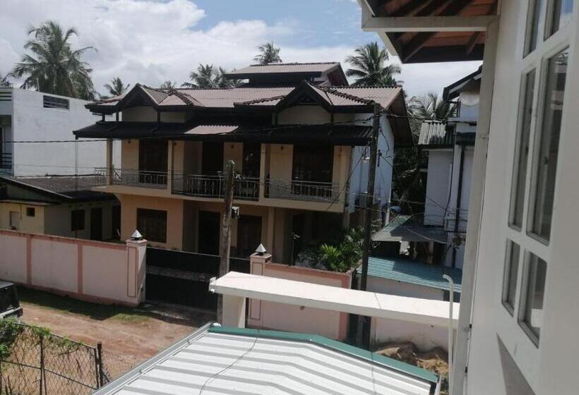 צימר Lahiru Airport Villa