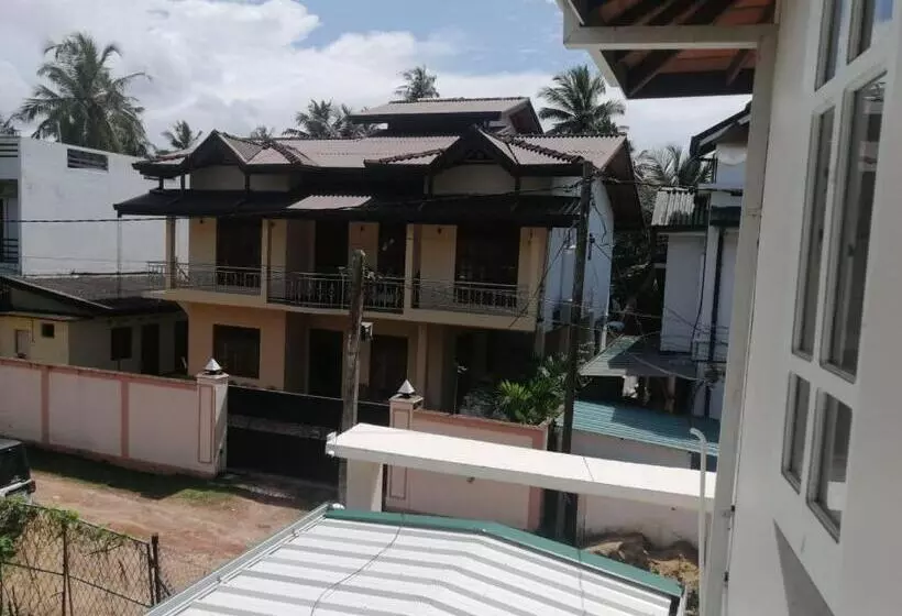 تختخواب و صبحانه Lahiru Airport Villa