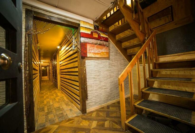 Hotel Low Cost Y Restaurant Colón