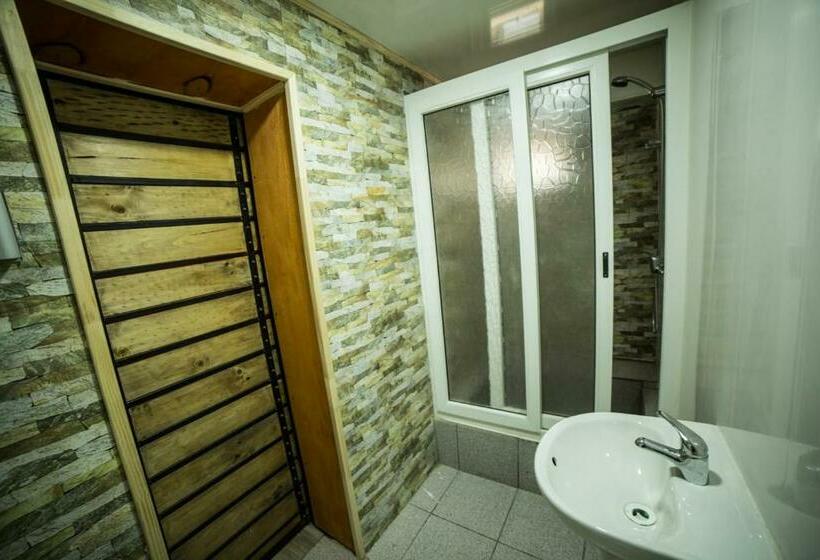 Hotel Low Cost Y Restaurant Colón