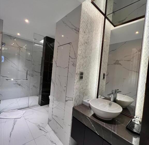 בית מלון כפרי Zest Metropole