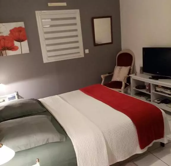 Aamiaismajoitus (B&B) Les Coquelicots Chambre D  Hote Avec Grand Lit Et Salle D Eau Privative Pour Une Persone Ou Un Coupl