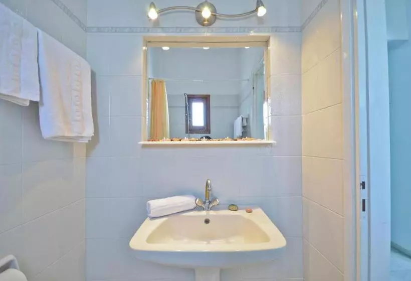 Birikos Studios & Apartments