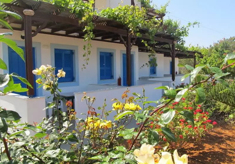 هتل Blue And White Studios & Apartments