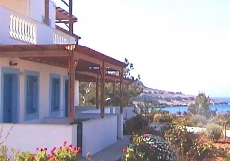 هتل Blue And White Studios & Apartments