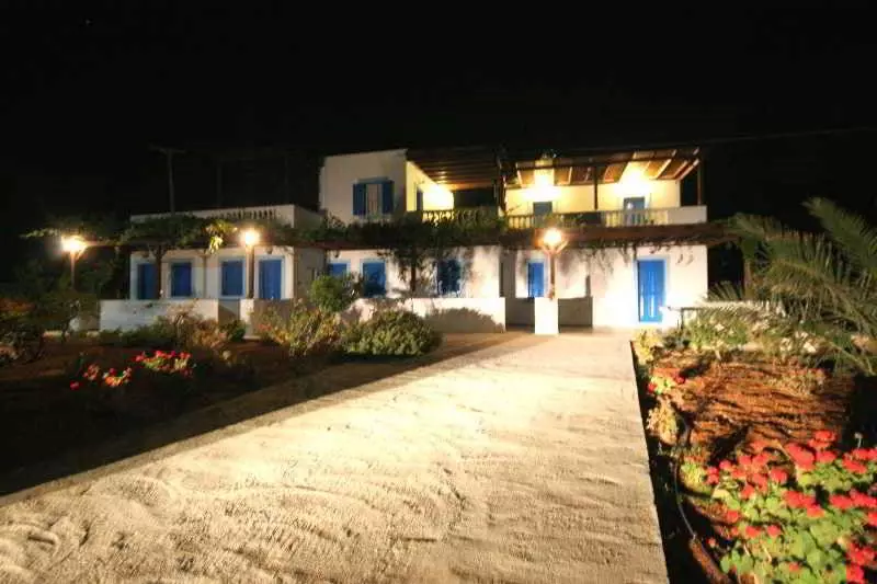 هتل Blue And White Studios & Apartments