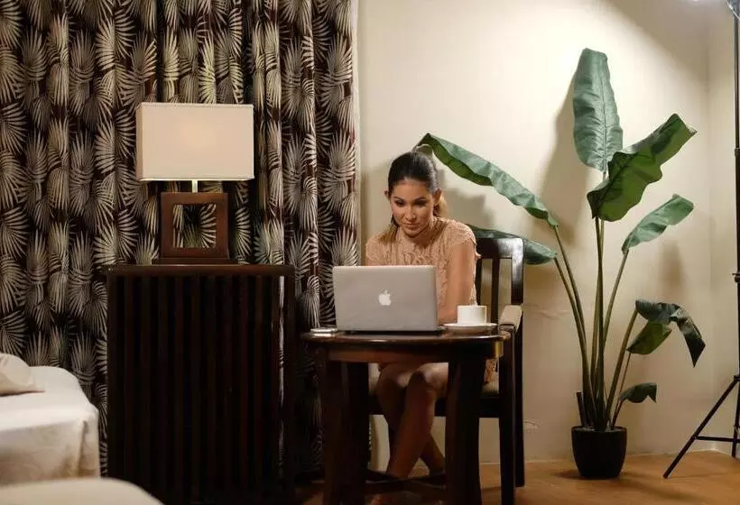 Отель Century Plaza