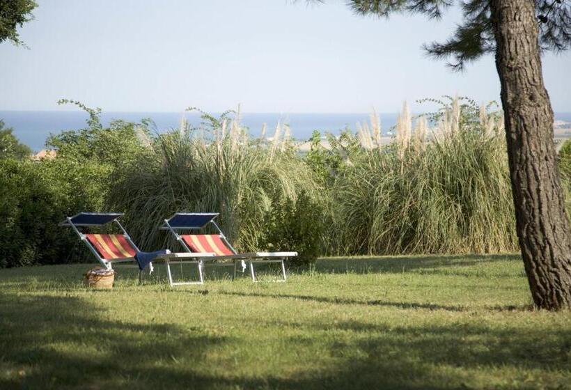 هتل Il Casale Di Montefreddo