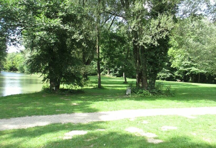 Hotelli Munich Camping Glamping And Dorms