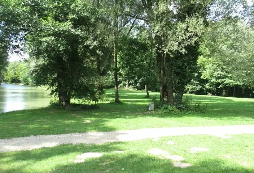 Hotelli Munich Camping Glamping And Dorms