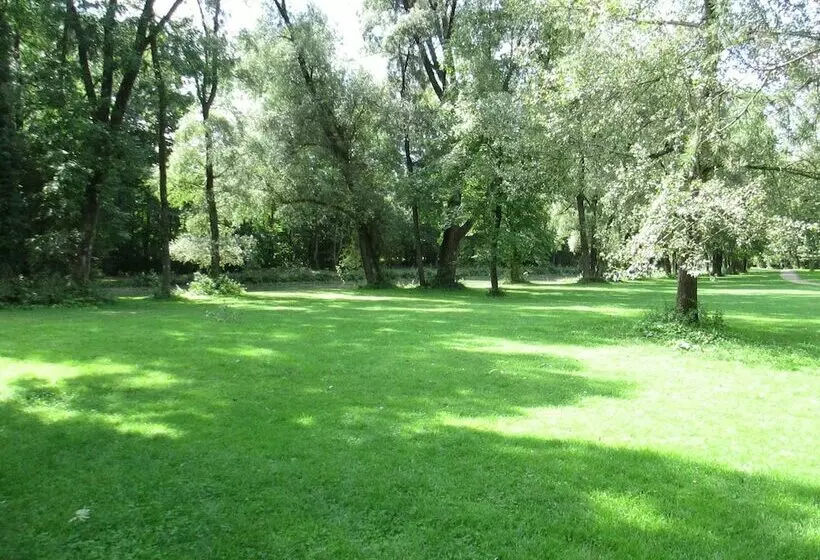 Hotelli Munich Camping Glamping And Dorms