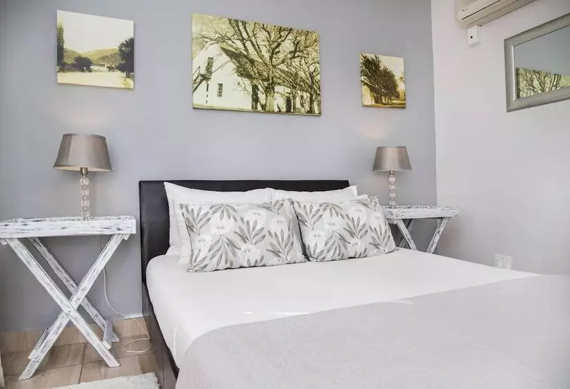 酒店 Four Oaks Guesthouse