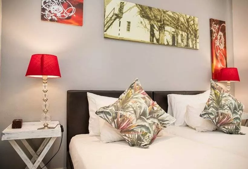 酒店 Four Oaks Guesthouse