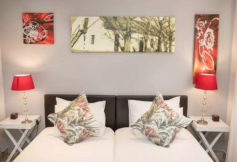 酒店 Four Oaks Guesthouse