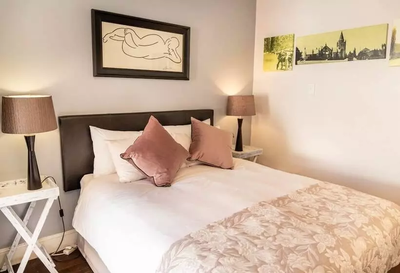 酒店 Four Oaks Guesthouse