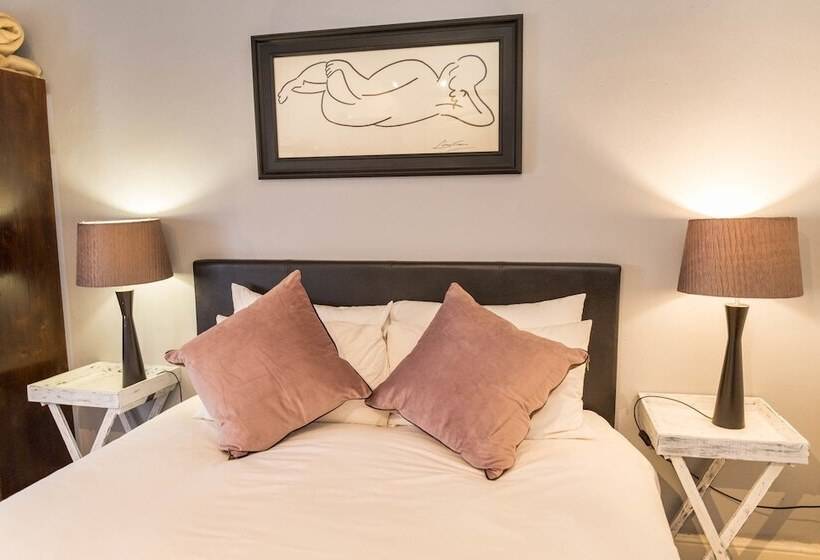 ホテル Four Oaks Guesthouse