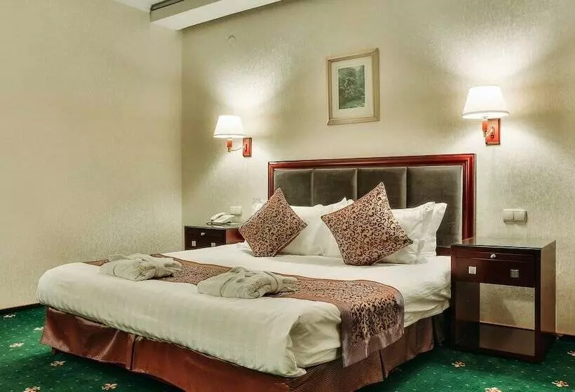 هتل Goldman Empire