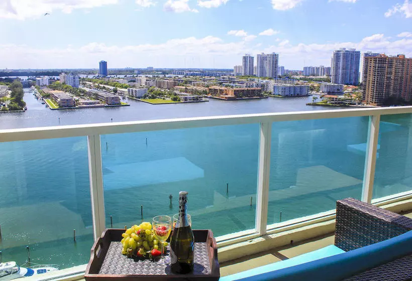 בית מלון כפרי Intracoastal Yacht Club