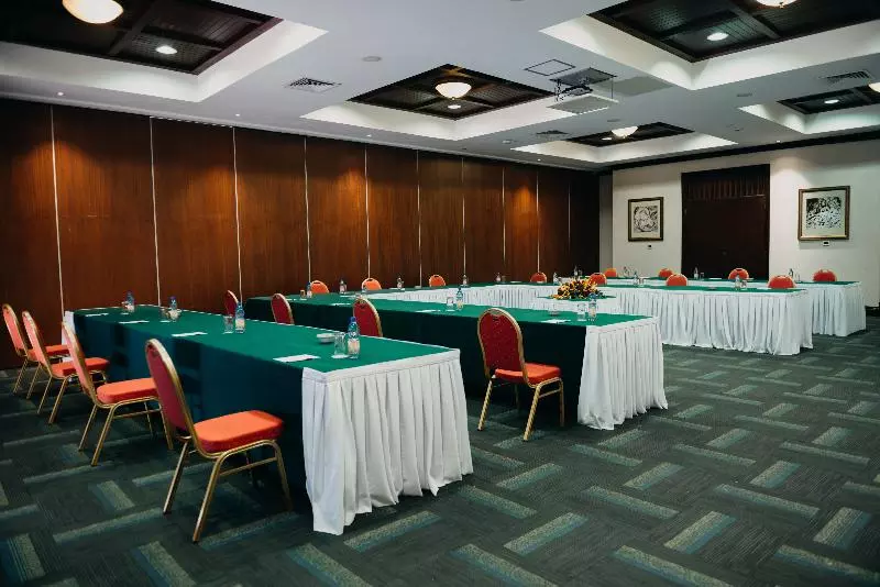 هتل Lake Victoria Serena Golf Resort & Spa