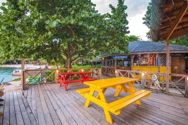 هتل Las Rocas Resort And Dive Center