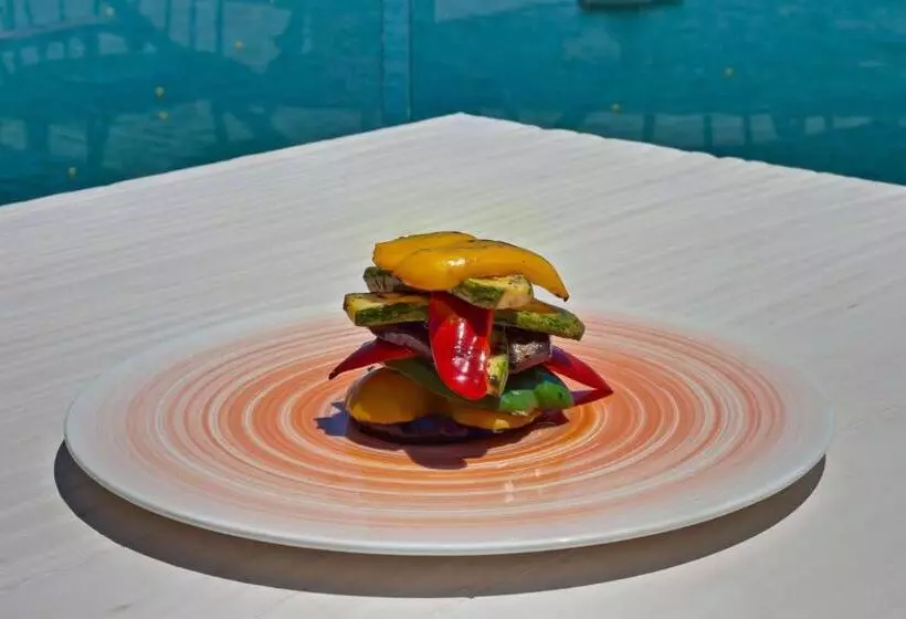 هتل Royal Marmin Bay Boutique & Art