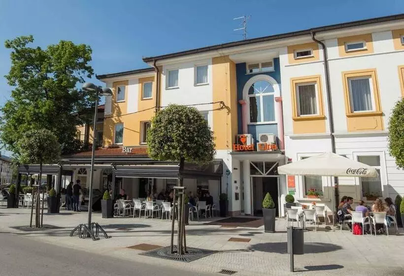 Lipa, Hotel & Bistro