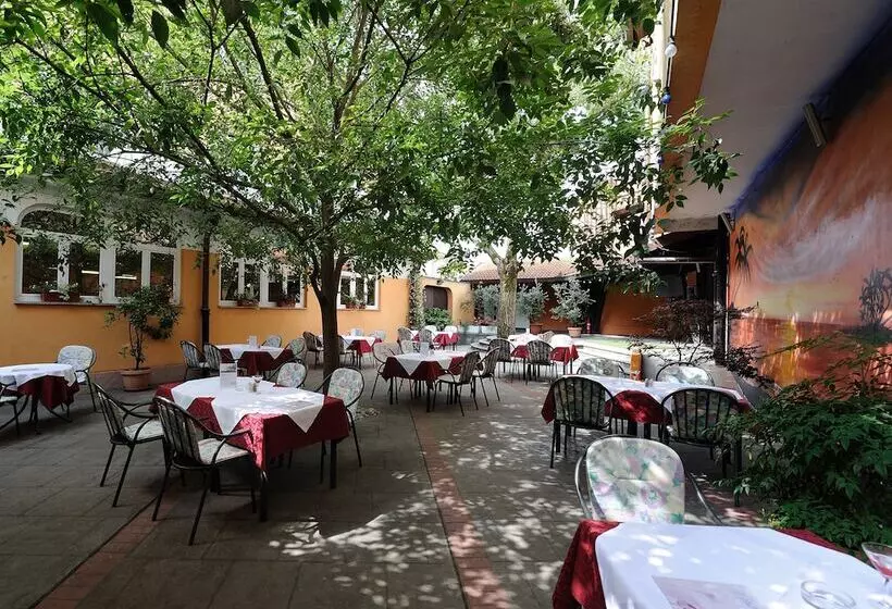 Lipa, Hotel & Bistro