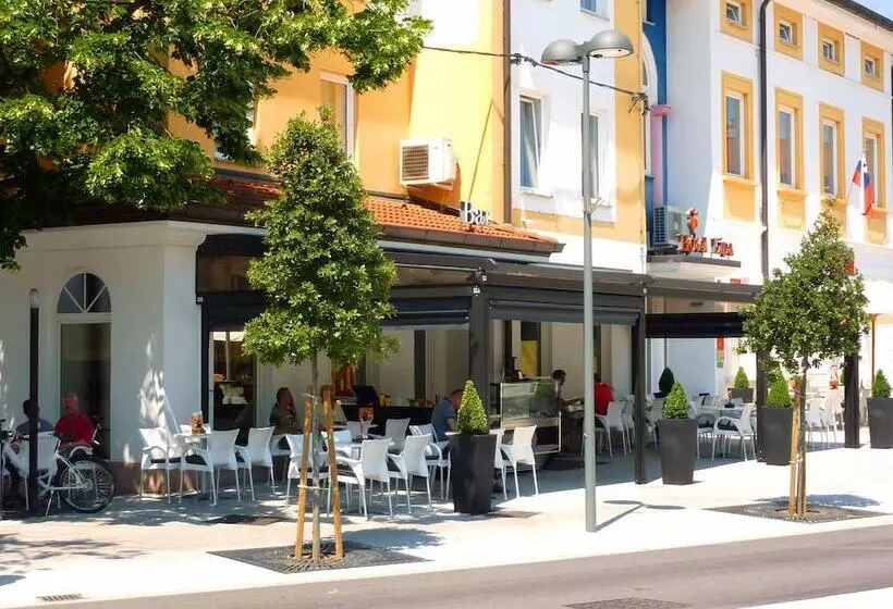 Lipa, Hotel & Bistro