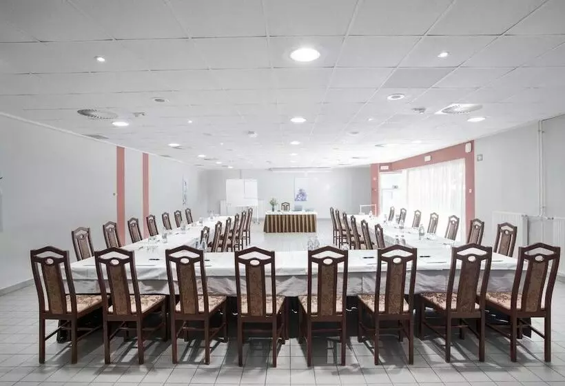 Lipa, Hotel & Bistro