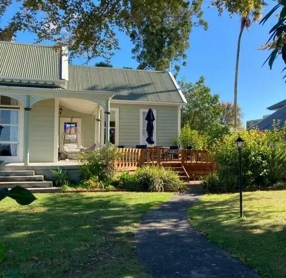 تختخواب و صبحانه Taiparoro House