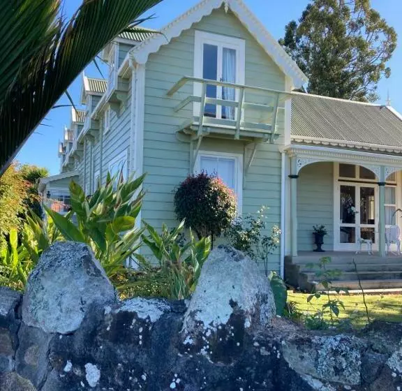 تختخواب و صبحانه Taiparoro House