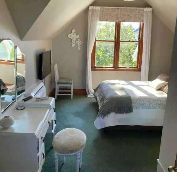 تختخواب و صبحانه Taiparoro House