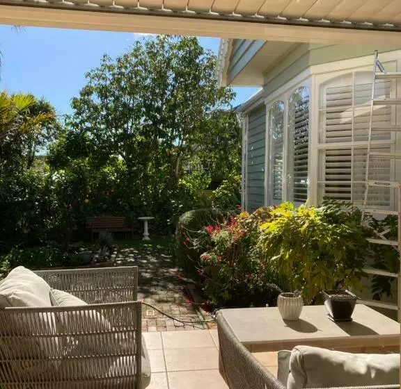 تختخواب و صبحانه Taiparoro House