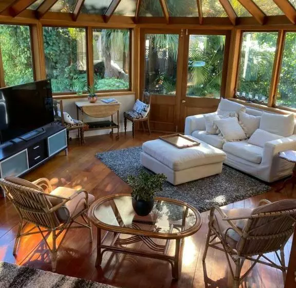 تختخواب و صبحانه Taiparoro House